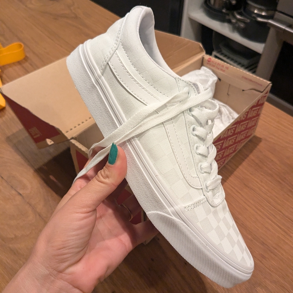 Vans Ward 9.5 women's white checkered shoes